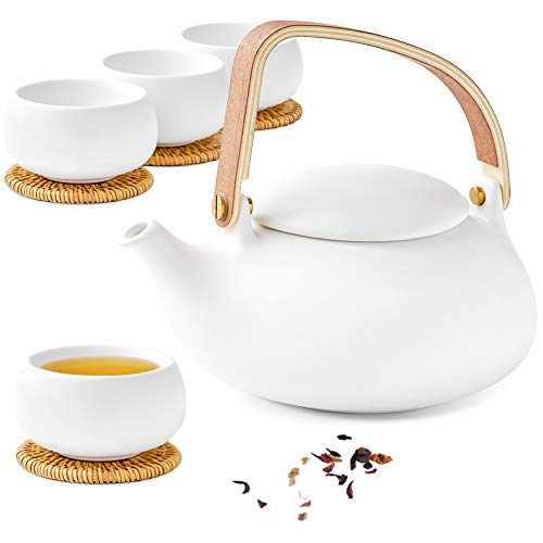 ZENS Teeservice Porzellan mit Sieb, 800ml Holzgriff Matt Japanische Teekanne Keramik Weiß mit 4 Tassen und Rattan Untersetzer für Losen Tee Geschenk