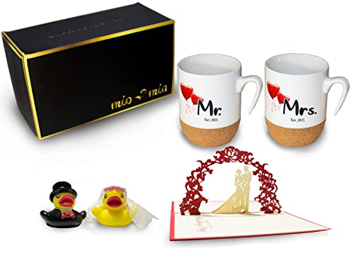 MIAMIO - Kaffeetassen Mr & Mrs als Hochzeitsgeschenke für Brautpaar Tassen mit Korkboden + Badeenten + Grußkarte Geschenkset (Hochzeit 2022)