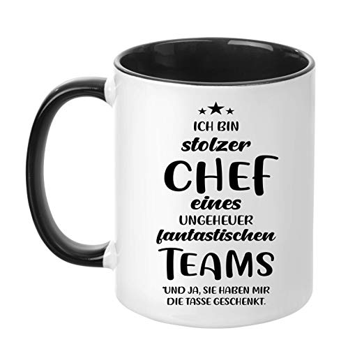 TASSENTICKER - ''Ich bin stolzer Chef eines ungeheuer fantastischen Teams'' - beidseitig Bedruckt - Kaffeetasse - Arbeit - Büro - Geschenkidee (Schwarz)