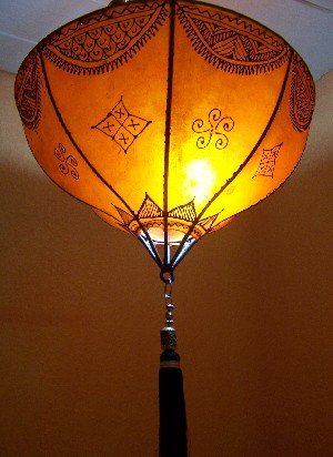 Orientalische Lampe Pendelleuchte Hängeleuchte Anadil orange 49cm Groß | Marokkanische Lederlampe Hennalampe Leuchte mit Henna | Orient Lampen für Wohnzimmer Küche oder Hängend über den Esstisch