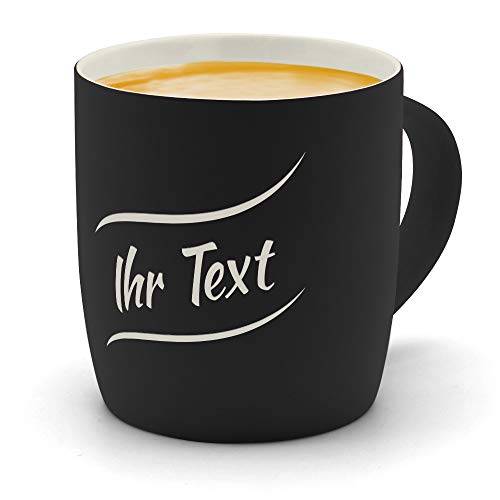 printplanet - Kaffeebecher mit eigenem Text graviert - SoftTouch Tasse mit Wunschtext - Matt-gummierte Oberfläche - Farbe Schwarz - Motiv: Textwelle 1. Zeilig
