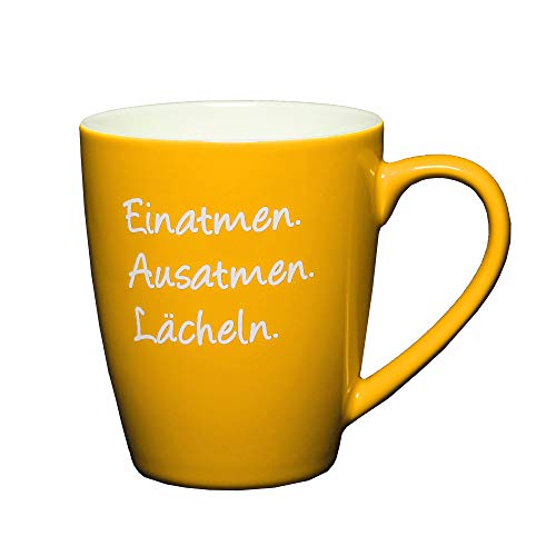 LePaJo Tasse mit Spruch: Einatmen Ausatmen Lächeln, Kaffeetasse mit Sprüchen gelb, Kaffeetassen, Kaffeebecher gelb, Tasse Chefin, Anti Stress Tasse