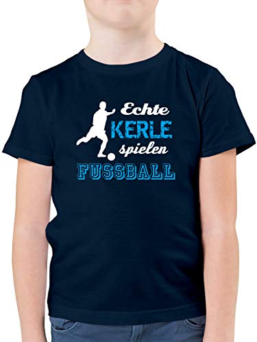 Sport Kind - Echte Kerle Spielen Fußball - 128 (7/8 Jahre) - Dunkelblau - Coole t-Shirts Kinder Jungen - F130K - Kinder Tshirts und T-Shirt für Jungen