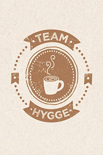 Team Hygge | Notizbuch liniert A5+ (6×9 inch) | Tagebuch hyggelig | Dänisches Design | Nordisch schlicht in Natur & Kaffeebraun: Geschenkbuch Skandinavien | Reisetagebuch Dänemark