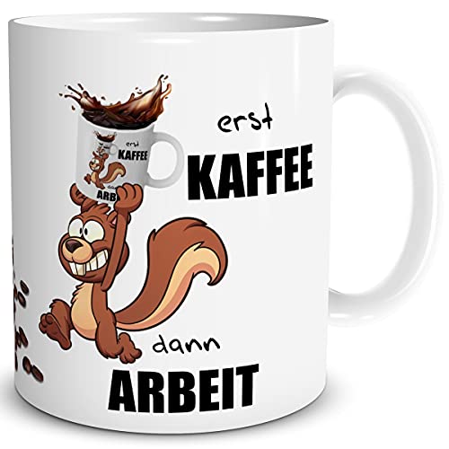 TRIOSK Tasse Eichhörnchen mit Spruch lustig Erst Kaffee Dann Arbeit Geschenk für Kaffeeliebhaber Büro Kollegen Frauen Männer Kaffeefreunde Weiß