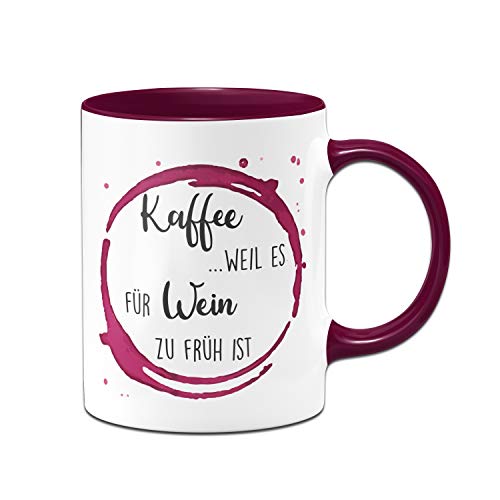 Tassenbrennerei Tasse mit Spruch Kaffee Weil es für Wein zu früh ist - Kaffeetasse lustig - Geschenk für Weinliebhaber - Spülmaschinenfest (Violett)