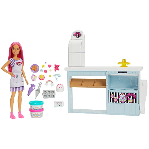 Barbie HGB73 - Tortenbäckerei Spielset mit Puppe (30 cm), Bäckerei, Kuchenherstellungsfunktion, +20 Zubehörteile: 2 Teigbehälter, Spritzbeutel, Dekors, Toppings & mehr, für Kinder ab 3 Jahren