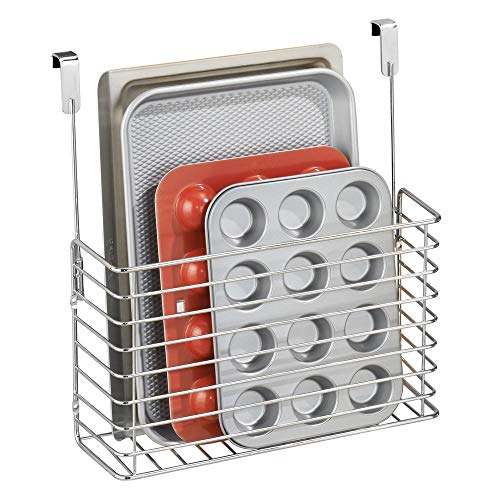 mDesign kleines Küchenregal zum Aufhängen - praktischer Ordnungshelfer für die Küche - Küchenablage für die Schranktür zur Aufbewahrung von Schneidebrettern, Kochbüchern etc. - silberfarben