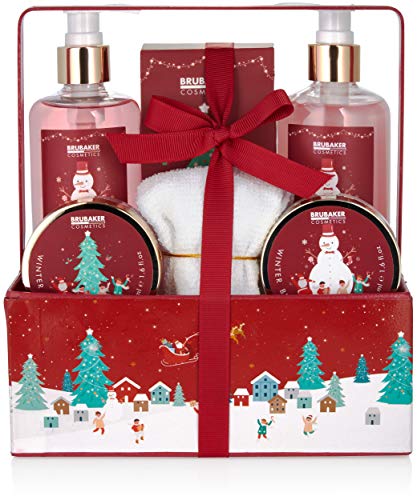 BRUBAKER Cosmetics Bade- und Dusch Set Winter Beeren Duft - 7-teiliges Geschenkset im weihnachtlichen Pflanzkasten mit Handtuch Weihnachten - Weihnachtsset für Frauen und Männer