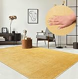 the carpet Relax Moderner Flauschiger Kurzflor Teppich, Anti-Rutsch Unterseite, Waschbar bis 30 Grad, Super Soft, Felloptik, Gold, 60 x 110 cm